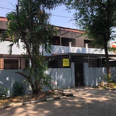 Oyo 90482 Rumah Oma Syariah Kupang  المظهر الخارجي الصورة